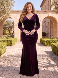 Plus Size Velvet Mother of the Bride/Groom Dresses Sheath Long Sleeves V Neck Floor Length