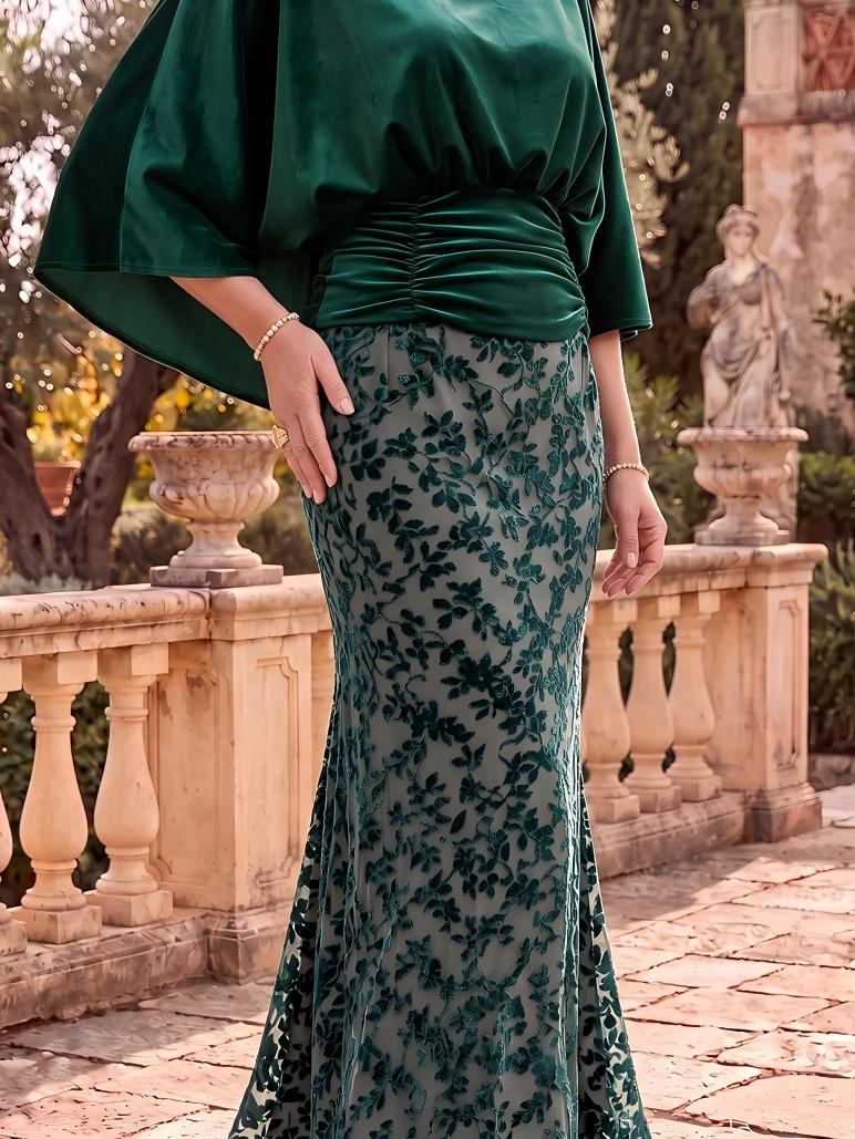 Velvet Scoop Neck Mermaid/Sheath Mother of the Bride/Groom Dresses with Cape Sleeves
